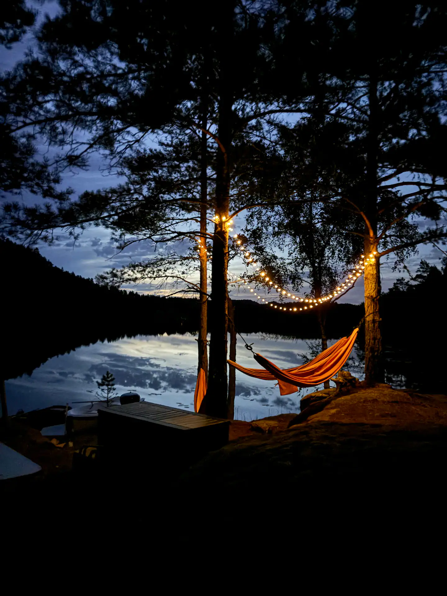 Hengekøye ved vannet om kvelden