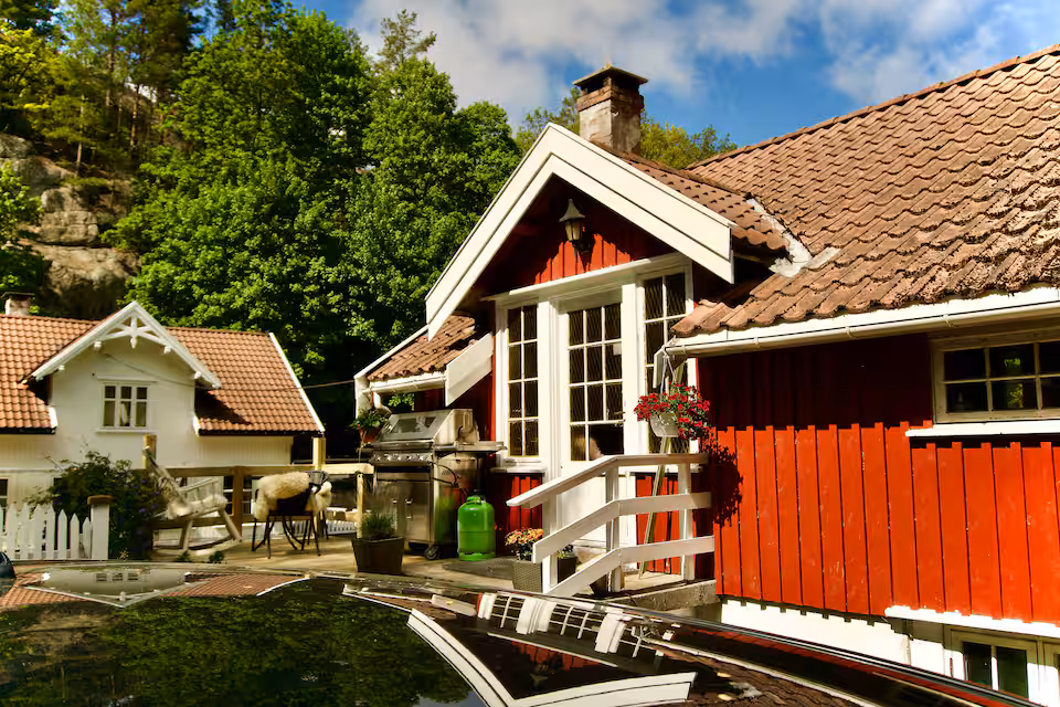 Overnatting · hovedhuset i kveldslyset